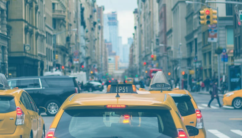 calle llena de taxis circulando con possible accidente de taxi